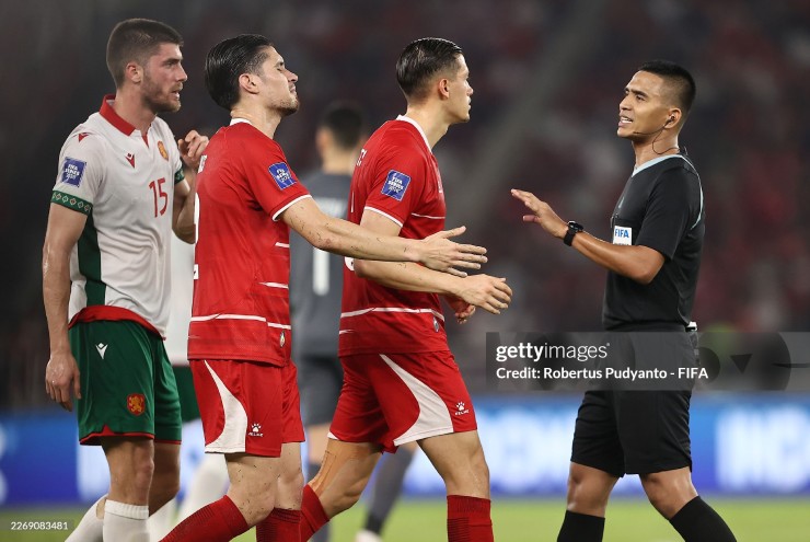 Trọng tài cho Bulgaria hưởng phạt đền