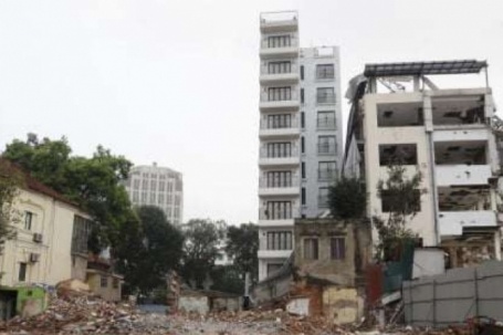 Dự án Quảng trường phía Đông hồ Gươm: Mặt bằng chưa "sạch" khi khách sạn 9 tầng trăm tỷ vẫn hoạt động