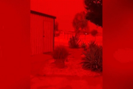 VIDEO: Cảnh tượng kỳ lạ ở Úc khiến dân mạng nghi “tận thế thật rồi”