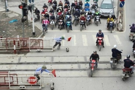 Xe máy vượt rào chắn đường sắt bị phạt tới 6 triệu đồng