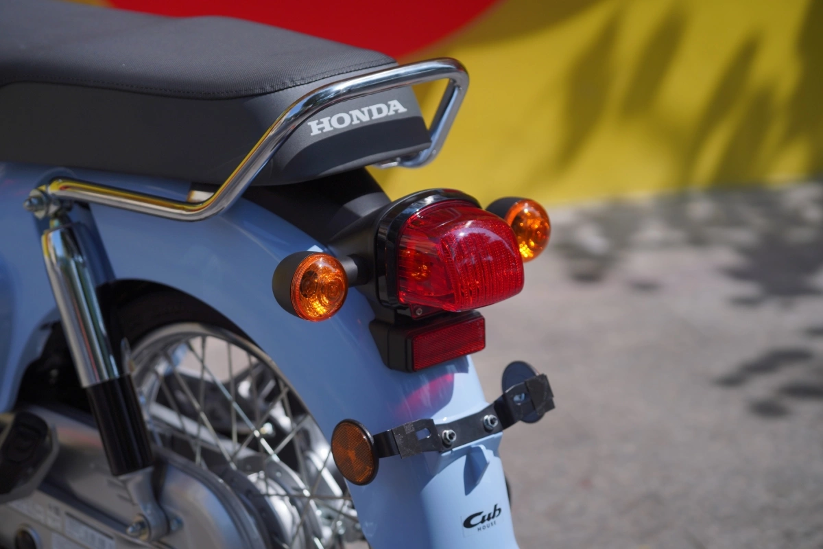 Đèn hậu và xi-nhan mang phong cách cổ điển và sử dụng bóng halogen. Xe nặng khoảng gần 100 kg.