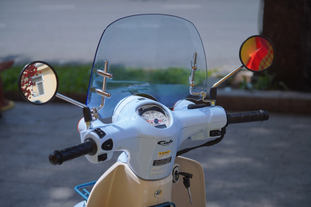 Xe trang bị chìa khóa cơ. Đồng hồ tốc độ analog kèm màn hình LCD cỡ nhỏ.