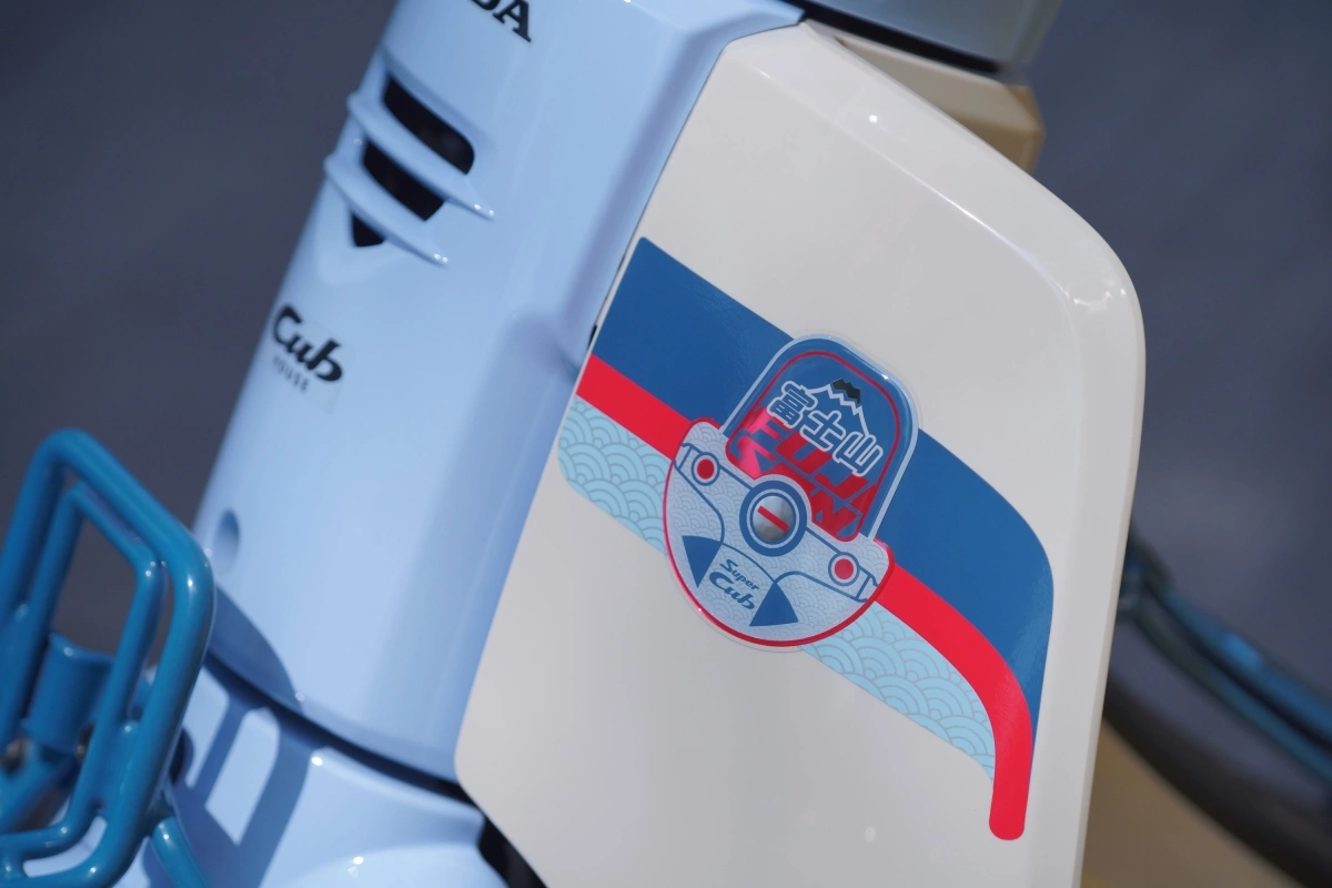 Bộ tem phối ba màu xanh dương nhạt, đậm và đỏ trên dàn áo phía trước.