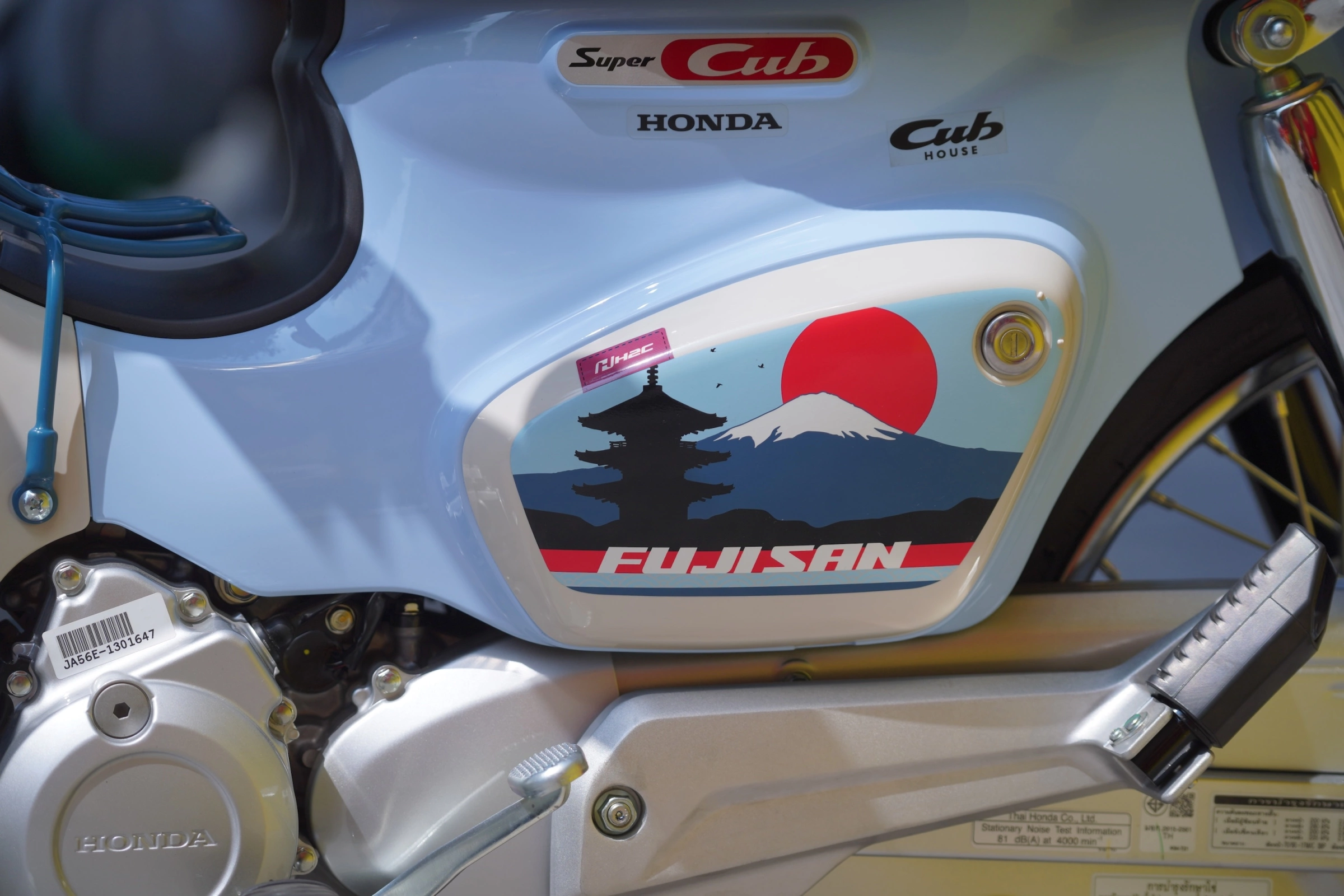 Biểu tượng núi Phú Sĩ, mặt trời mọc trên tem ốp hông xe Honda Super Cub Fujisan. Mỗi xe, Honda tặng kèm một mũ bảo hiểm cũng với họa tiết tương tự.