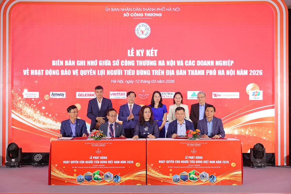 Ông Nguyễn Phương Sơn - Giám đốc Đối ngoại Amway Việt Nam (ngoài cùng bên phải) ký kết Biên bản ghi nhớ cùng Sở Công thương về hoạt động bảo vệ quyền lợi người tiêu dùng trên địa bàn thành phố Hà Nội