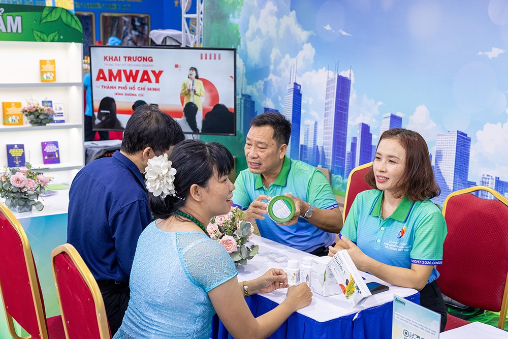 Tư vấn viên từ Amway trực tiếp chia sẻ thông tin, giúp người dân mua sắm thông thái tại gian hàng "Góc tư vấn tiêu dùng"