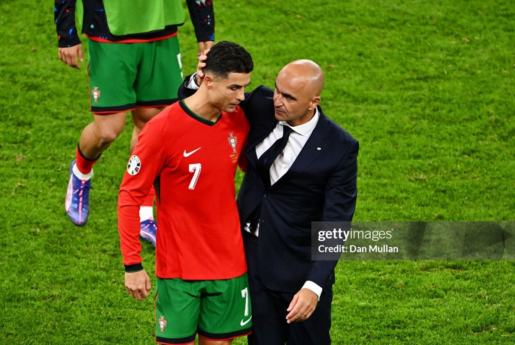 Cristiano Ronaldo được HLV Roberto Martínez an ủi sau khi Bồ Đào Nha thua Pháp trên loạt luân lưu ở tứ kết UEFA EURO 2024 tại Volksparkstadion (Hamburg, Đức), ngày 5/7/2024.