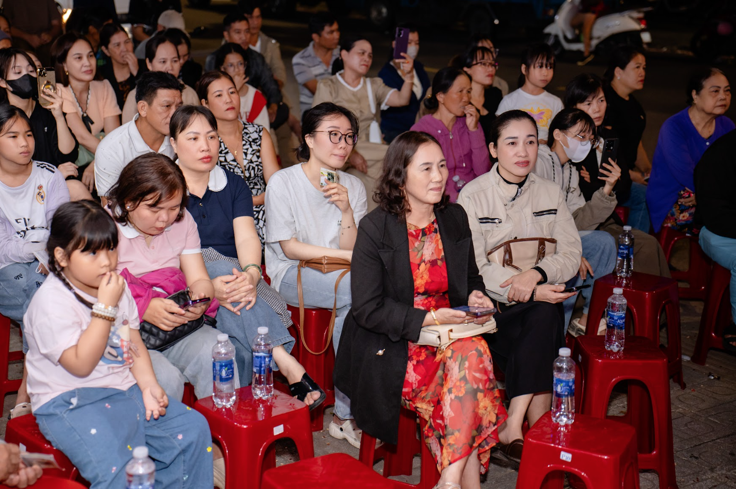 Khách hàng có mặt và trực tiếp theo dõi buổi bốc thăm trúng thưởng chương trình