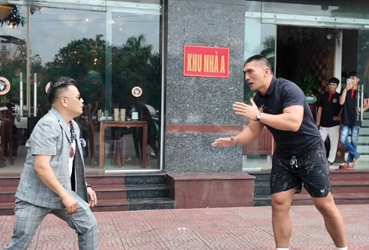 Trước khi đấu Anh Thơ, Hưng "Baba" được Hiếu "Khổng lồ" bổ túc kĩ năng vật