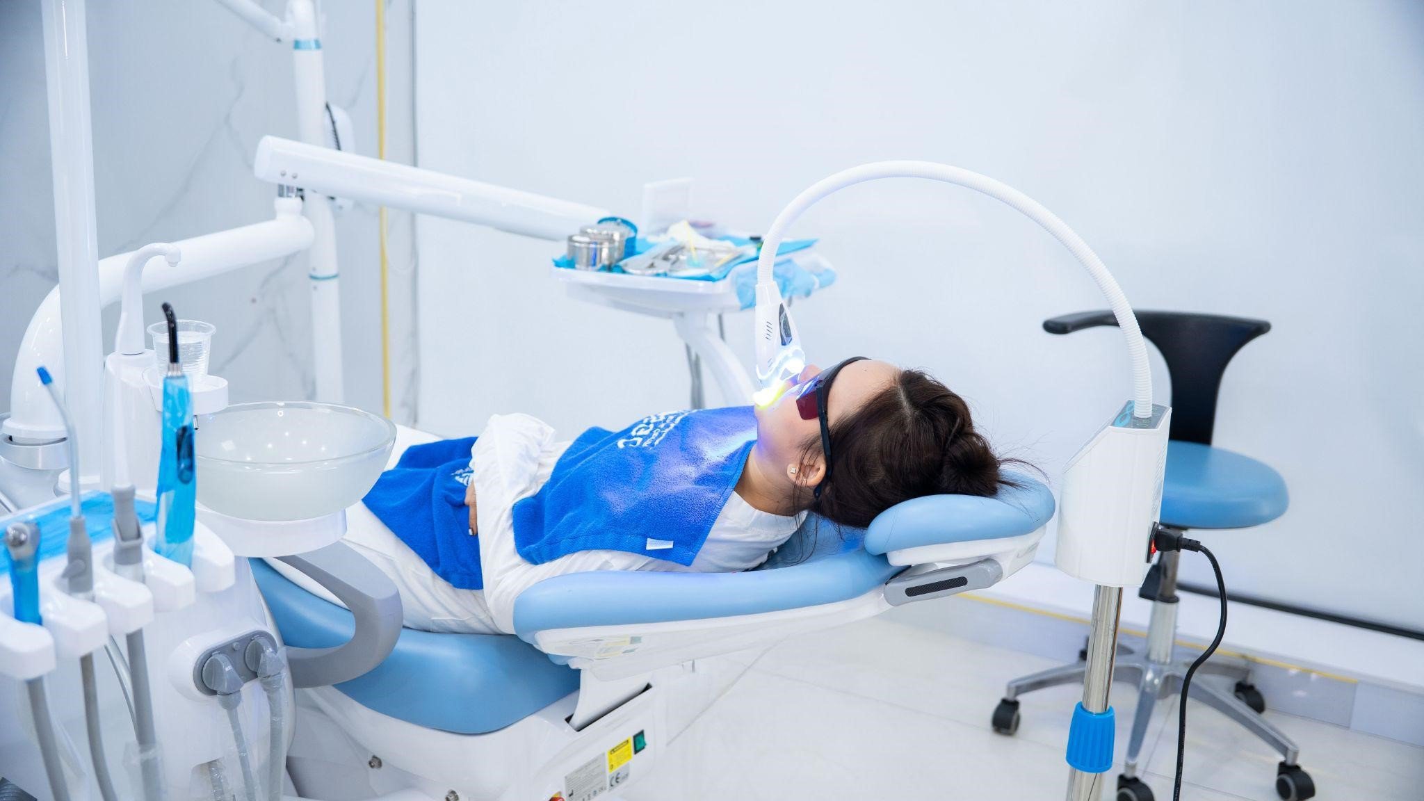 Nên tẩy trắng răng tại nhà hay đến nha khoa? - 1