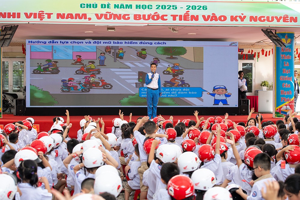 Các em học sinh lớp Một hào hứng tham gia chương trình