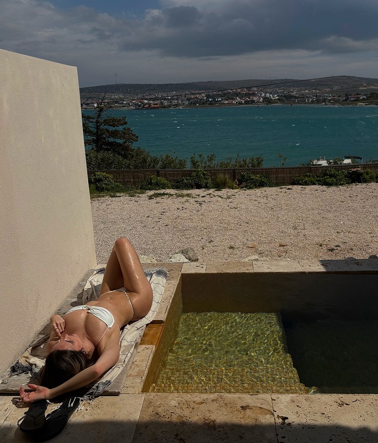 “Nữ thần bóng chuyền” Kayla Simmons diện bikini táo bạo, khoe 3 vòng rực lửa - 9