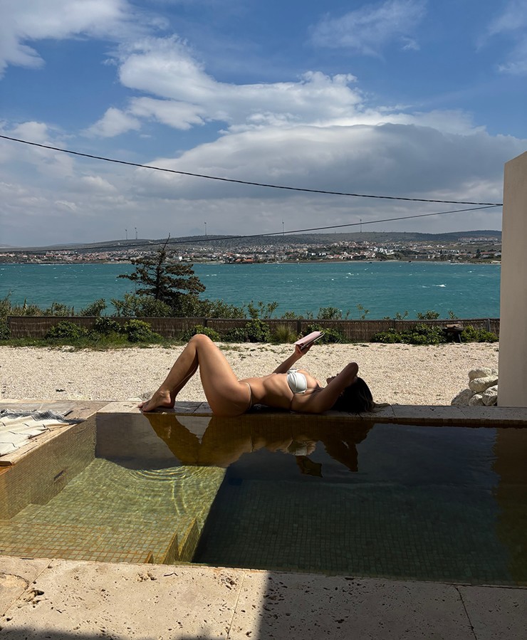 “Nữ thần bóng chuyền” Kayla Simmons diện bikini táo bạo, khoe 3 vòng rực lửa - 6