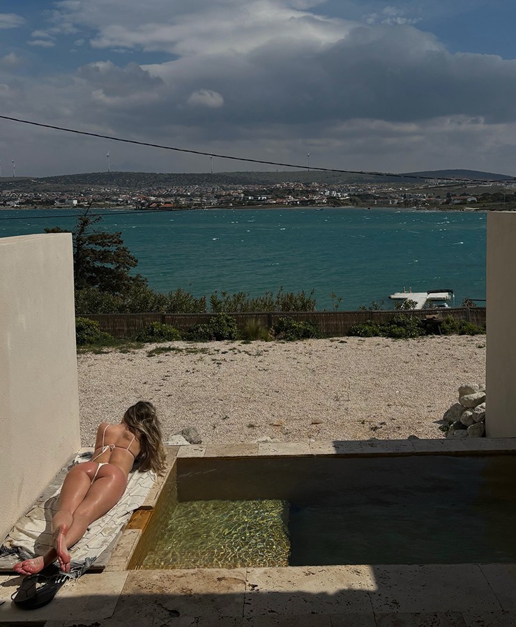 “Nữ thần bóng chuyền” Kayla Simmons diện bikini táo bạo, khoe 3 vòng rực lửa - 8