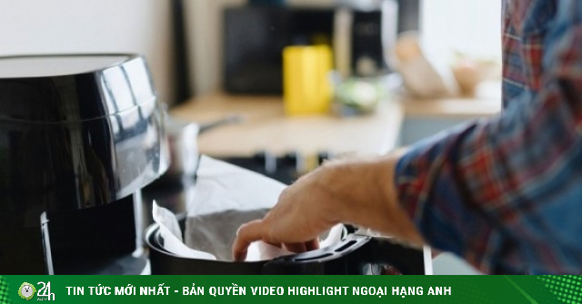 Lính cứu hỏa chỉ thói quen khi dùng nồi chiên làm tăng nguy cơ cháy nổ