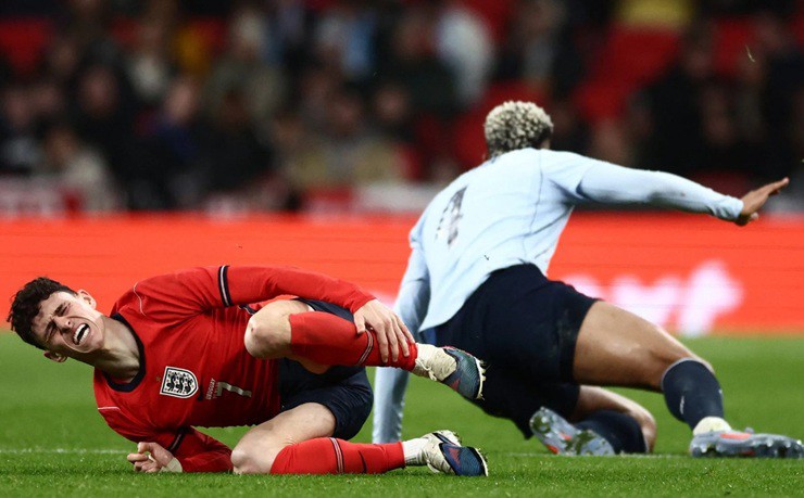 Araujo không bị đuổi khỏi sân sau pha phạm lỗi thô bạo với Foden, nhưng phản ứng của các cầu thủ ĐT Anh có lẽ mới nói lên tất cả