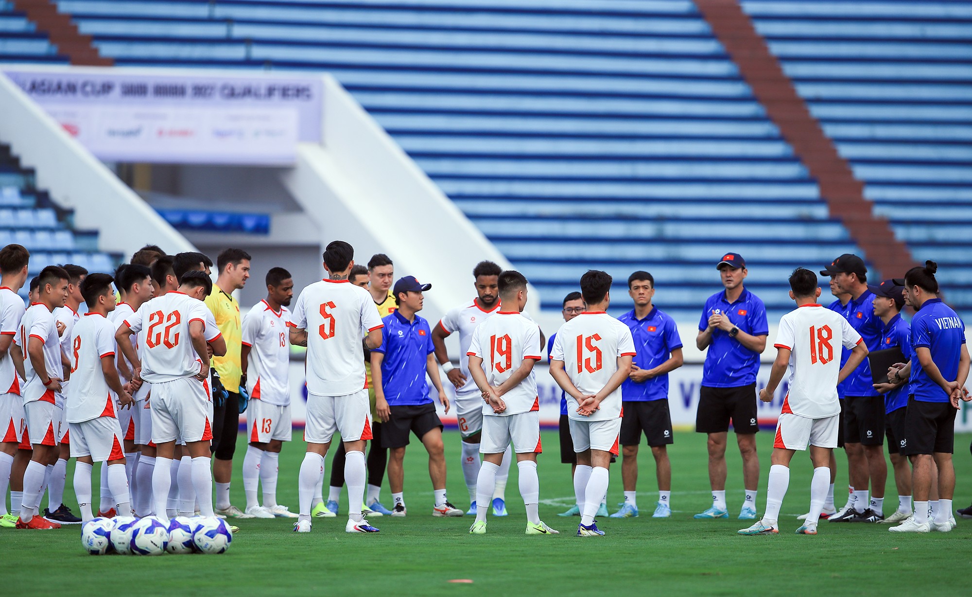 Trước đó, ĐT Việt Nam đã di chuyển từ Hà Nội đi Ninh Bình trong tối ngày 29/3. HLV Kim Sang Sik dặn dò học trò trước khi bước vào buổi tập.