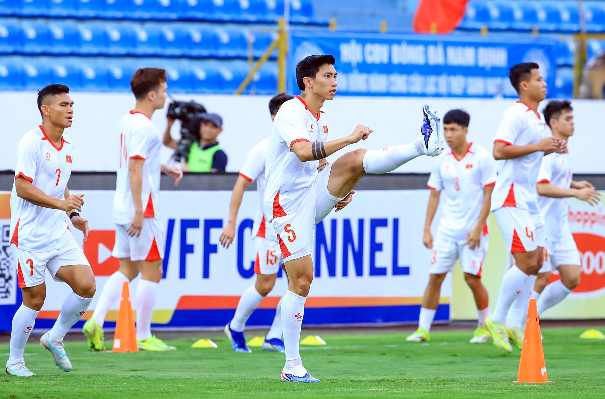 Các tuyển thủ Việt Nam hào hứng bước vào buổi tập làm quen "chảo lửa" Thiên Trường.