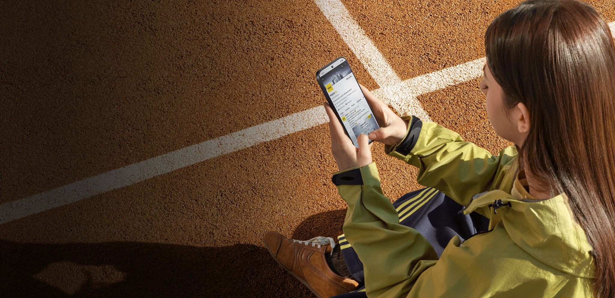 Nhờ tấm nền M10 thế hệ mới, màn hình POCO X8 Pro đạt độ sáng tối đa lên tới 3500 nit đảm bảo hình ảnh luôn rõ nét ngay cả dưới ánh nắng trực tiếp. Ảnh: Xiaomi.