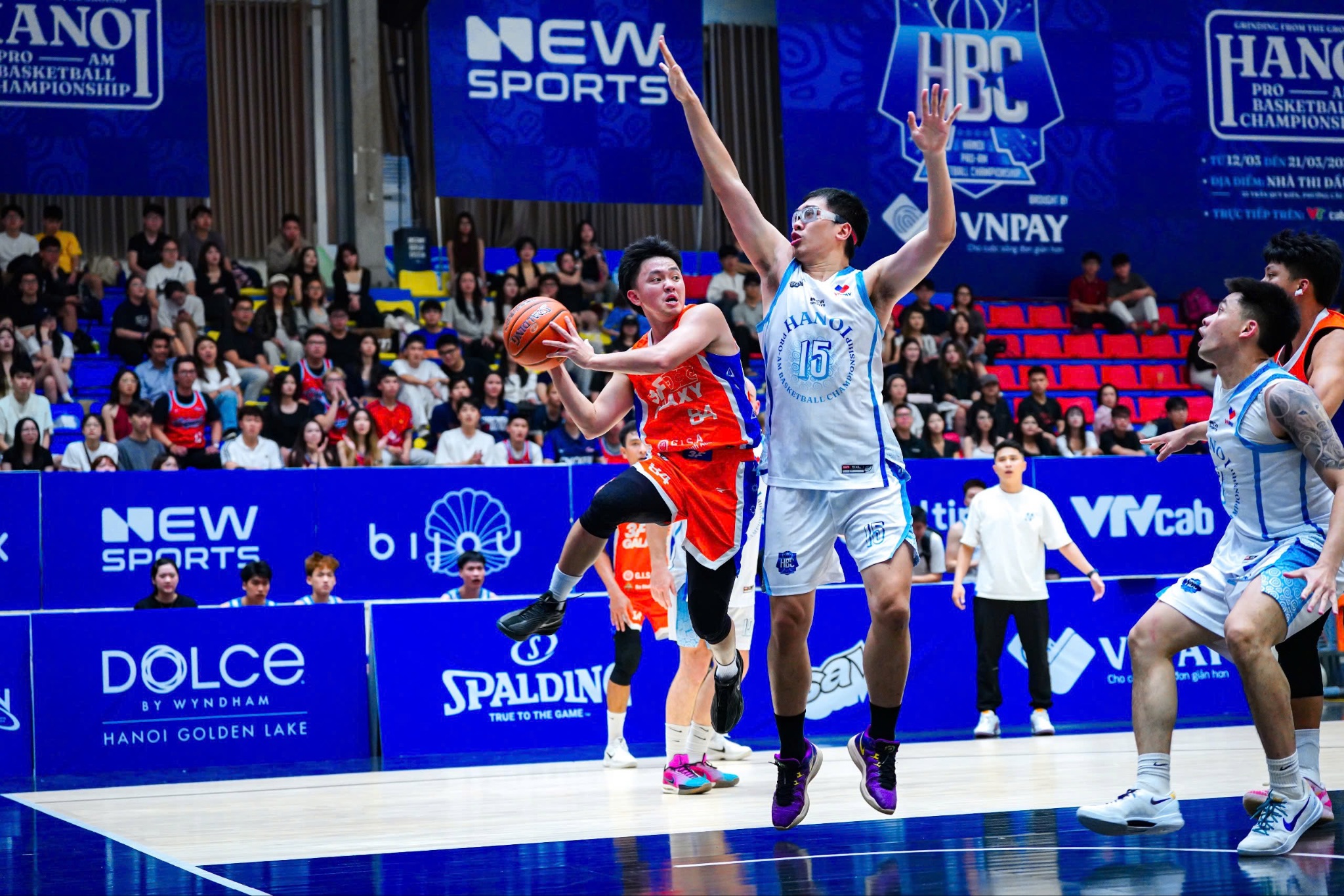 Pha bóng lắt léo của Huỳnh Vĩnh Quang trước sự phòng thủ của trung phong cao 1m98 Việt Anh “Sếu”.