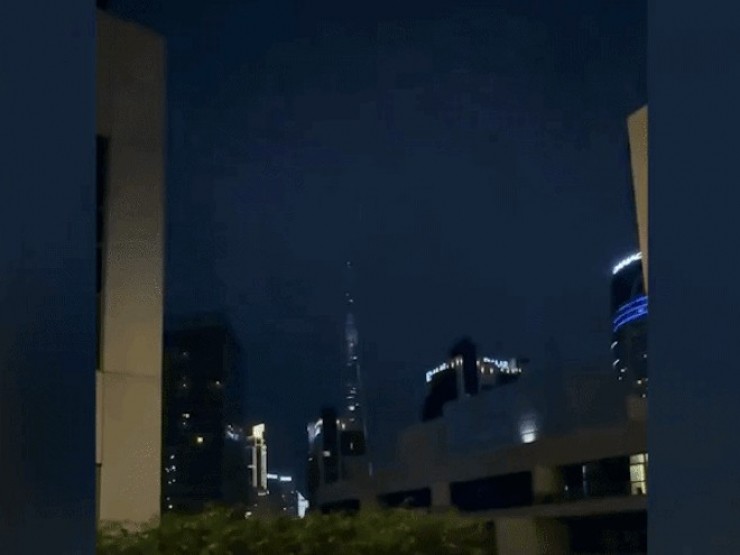 VIDEO: Cảnh tượng mưa bão dữ dội ở Dubai