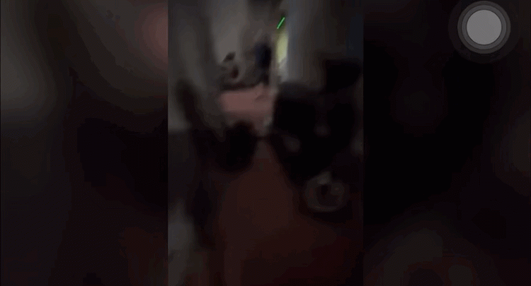 Tạm giữ người đàn ông đẩy ngã người phụ nữ đang bế con nhỏ - 1