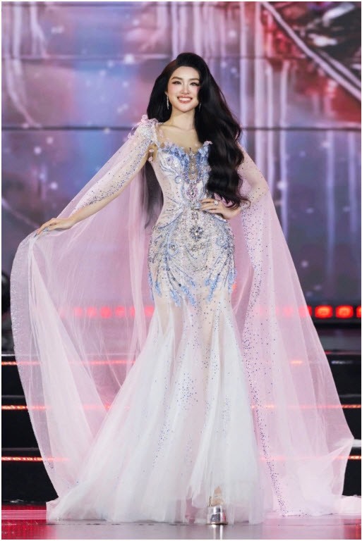 Phan Phương Oanh biểu diễn trang phục dạ hội. Ảnh:&nbsp;Ban tổ chức cung cấp