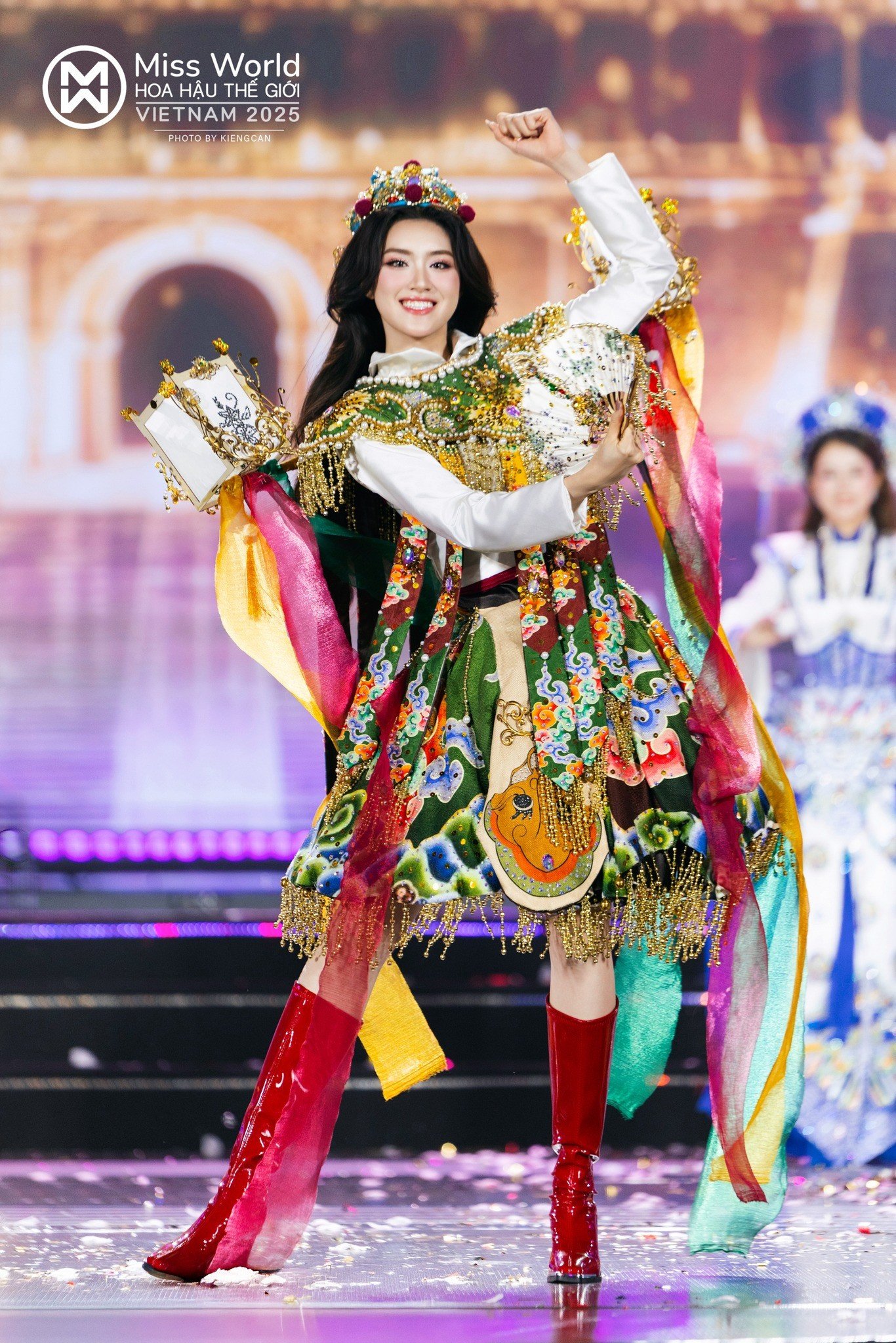 Tân Hoa hậu Thế giới Việt Nam 2025 sở hữu chiều cao 1m73, số đo hình thể 83-61-92 cm. Xuyên suốt cuộc thi, người đẹp liên tiếp lọt vào Top các phần thi phụ.