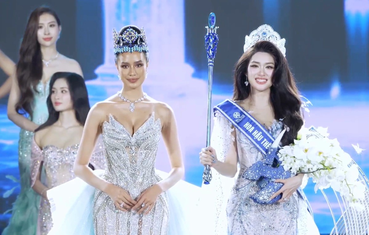 Hoa hậu Phan Phương Oanh nhận quyền trượng từ đương kim Miss World Opal Suchata. Ảnh:&nbsp;Miss World Vietnam