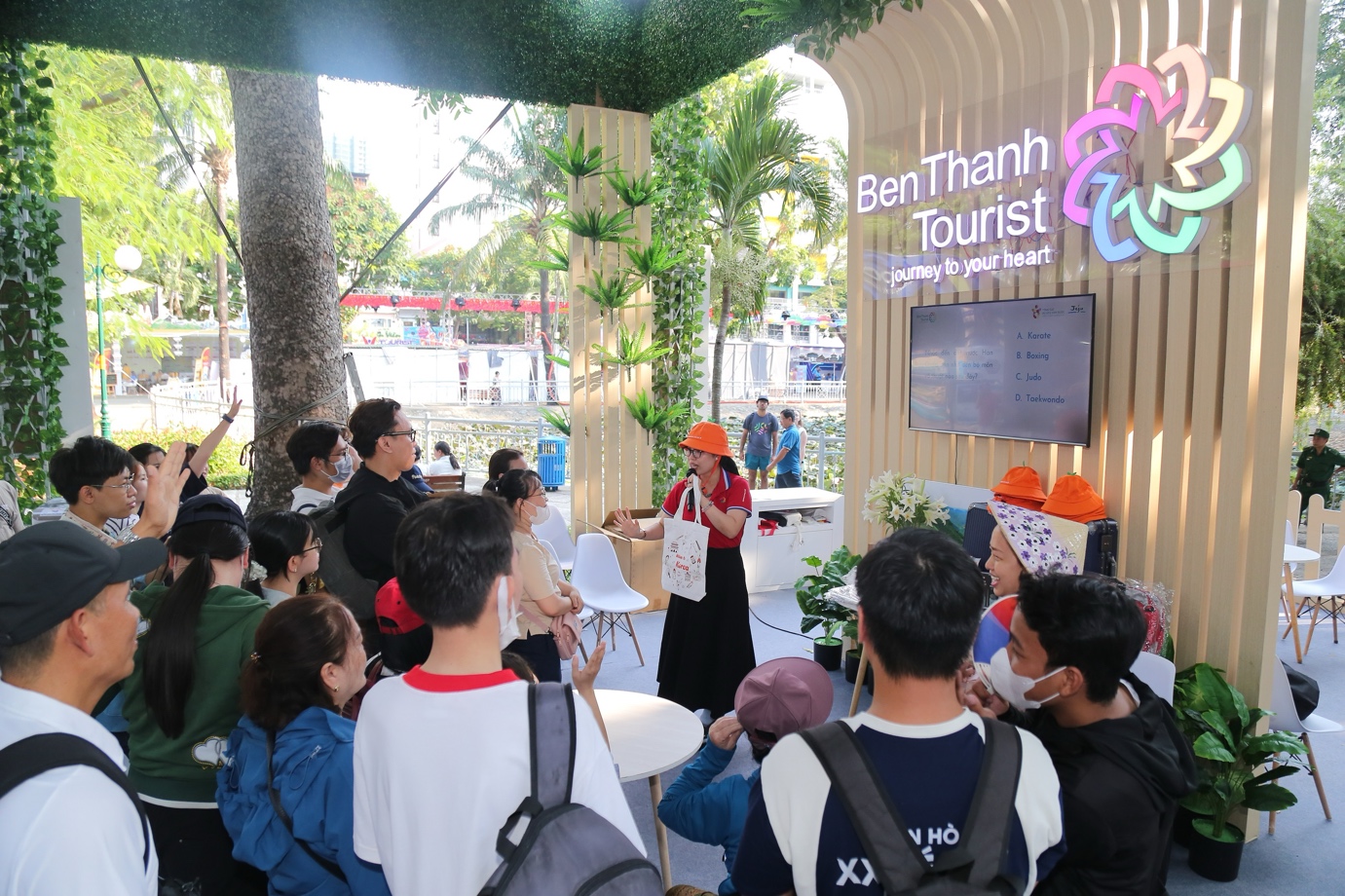 Du khách hào hứng tham gia Đố vui trúng quà cùng BenThanh Tourist.