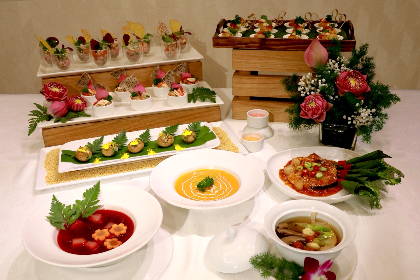 Buffet chay Khách sạn Viễn Đông hội tụ hơn 50 món thuần chay.