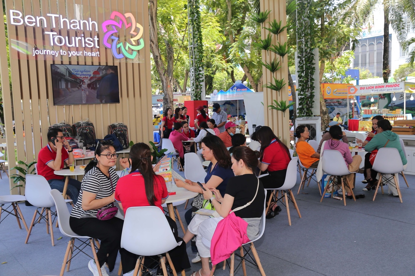 Đông đảo khách hàng đến tham khảo và đặt tour tại gian hàng công ty.