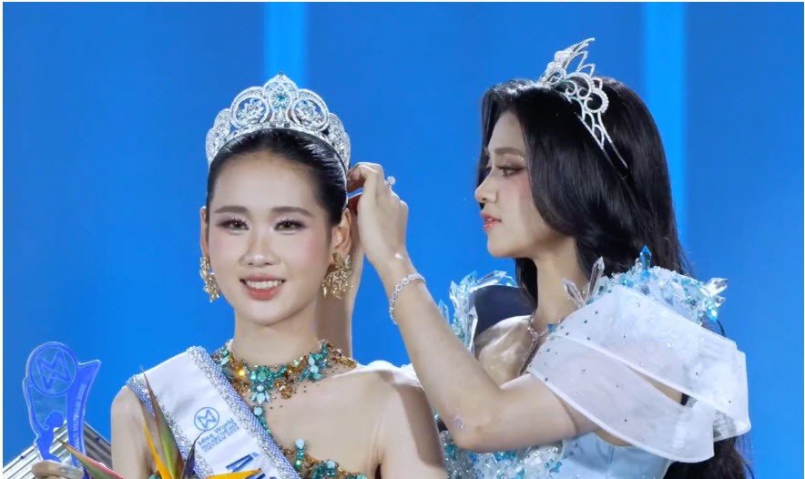Huỳnh Minh Kiên trao vương miện Á hậu 2 cho Trương Tâm Như. Ảnh:&nbsp;Miss World Vietnam