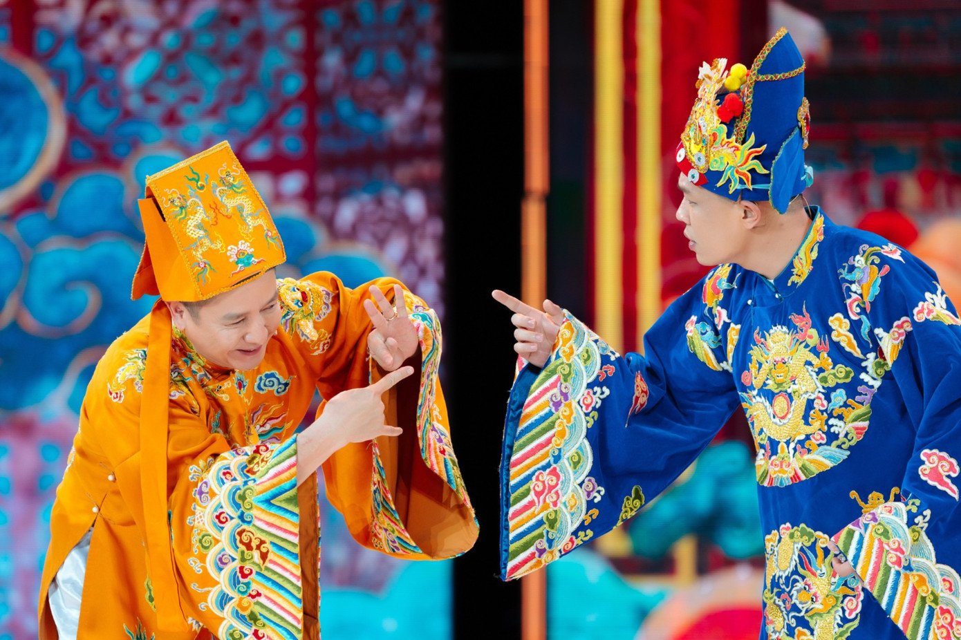 Những tình huống hài hước trong Táo Quân vẫn mang đậm nét châm biếm quen thuộc.