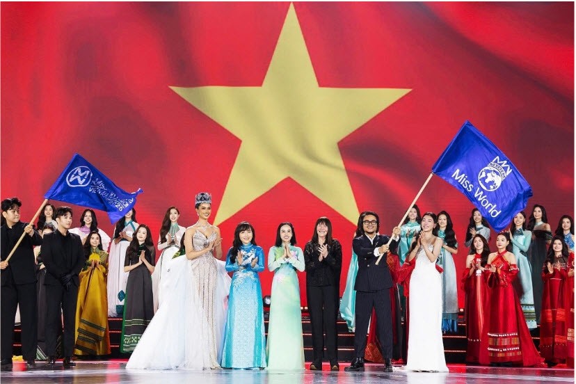 Bà Julia Morley (thứ ba từ phải qua) - Chủ tịch tổ chức Miss World - công bố&nbsp;Việt Nam đăng cai Miss World lần thứ 73. Ảnh:&nbsp;Ban tổ chức cung cấp