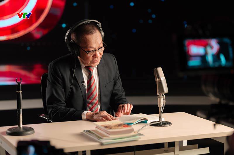 Nhà báo Lại Văn Sâm là người dẫn kết chương trình Cuộc hẹn với tháng 3.