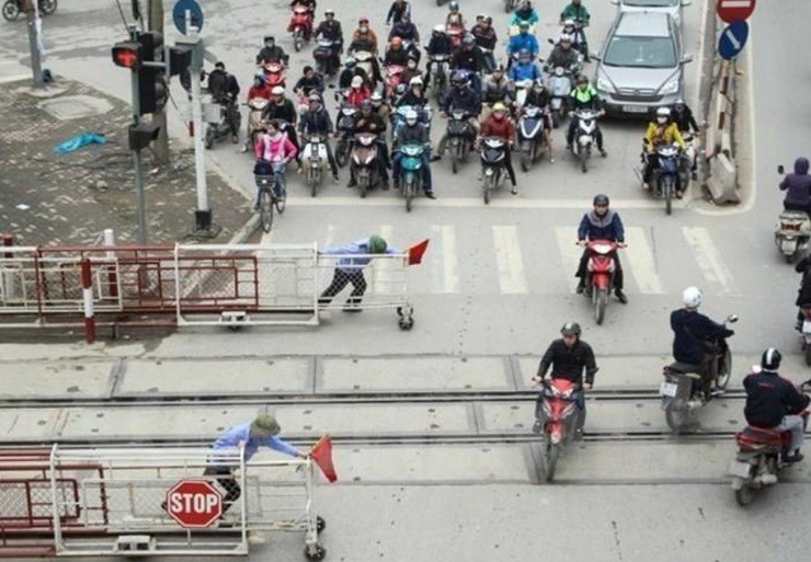 Xe máy vượt rào chắn đường sắt bị phạt tới 6 triệu đồng - 1