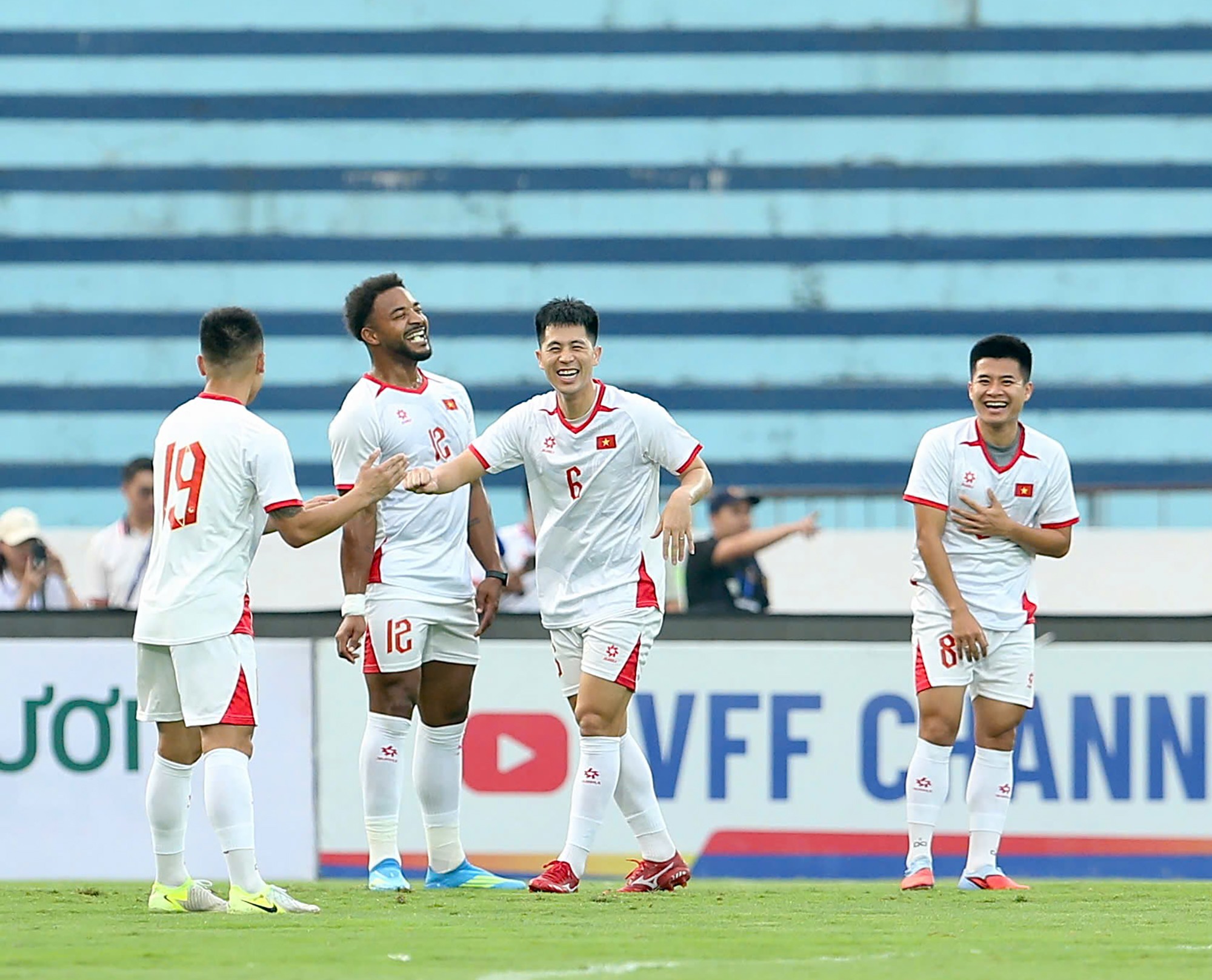 Xuân Son cười tươi hết cỡ khi được đón sinh nhật lần thứ 29 trên sân nhà Thiên Trường. Ghi bàn vào lưới Malaysia và giúp ĐT Việt Nam giành chiến thắng chính là mong muốn lớn nhất của Xuân Son trong dịp sinh nhật.