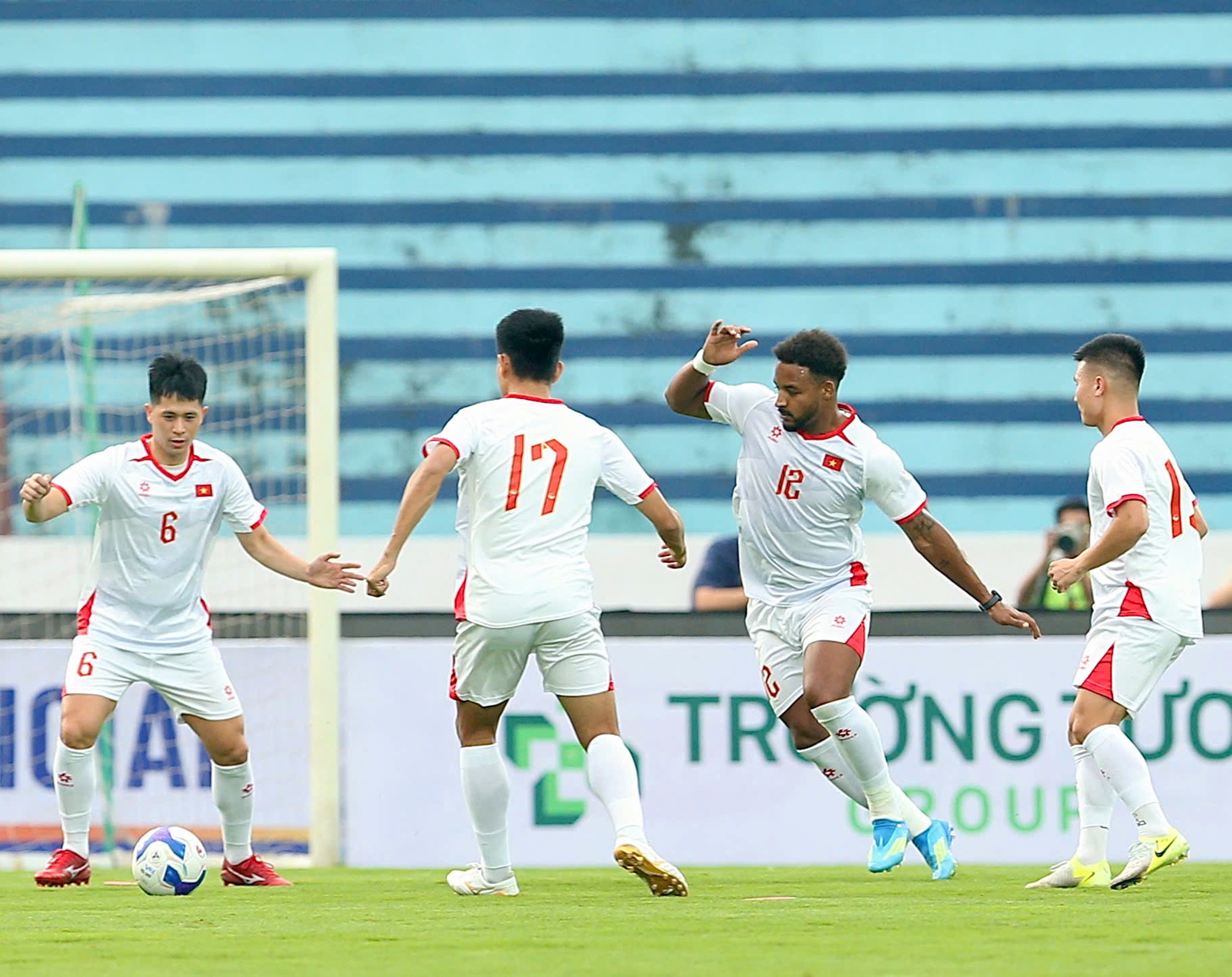 Hưng phấn hơn cả có lẽ là trường hợp của Nguyễn Xuân Son. Bởi ngày 30/3 là sinh nhật của tiền đạo sinh năm 1997.