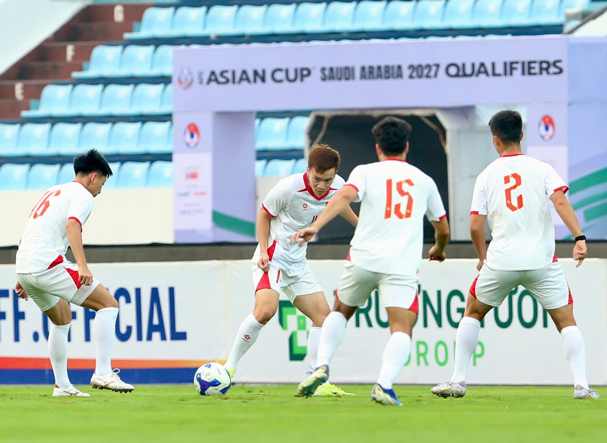 Hoàng Đức và đồng đội nỗ lực tập luyện hướng đến kết quả tích cực trước người Mã trên sân nhà.