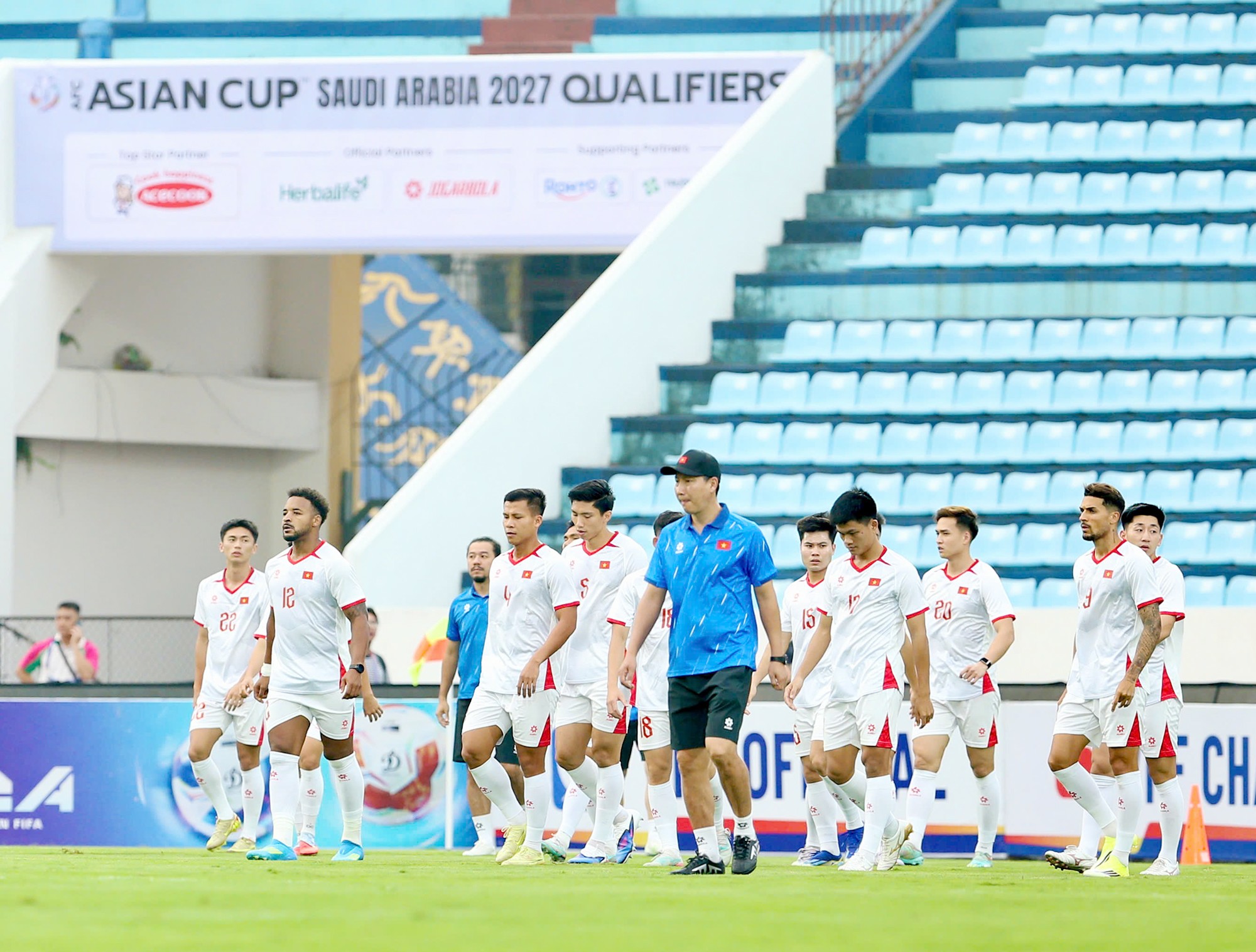 Chiều ngày 30/3, thầy trò HLV Kim Sang Sik có buổi tập làm quen sân vận động Thiên Trường, trước cuộc đón tiếp Malaysia ở vòng loại Asian Cup 2027 (19h ngày 31/3).