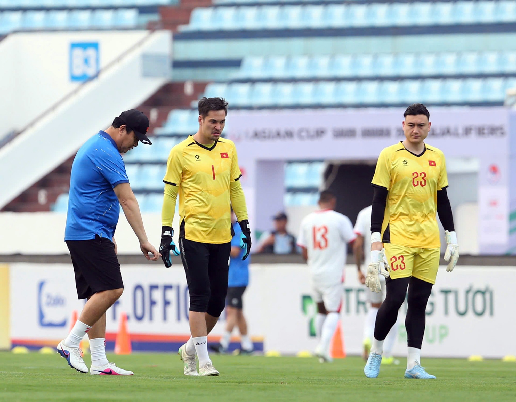 Cuộc cạnh tranh vị trí trong khung thành giữa Nguyễn Filip và Đặng Văn Lâm cũng thu hút sự chú ý của đông đảo người hâm mộ.