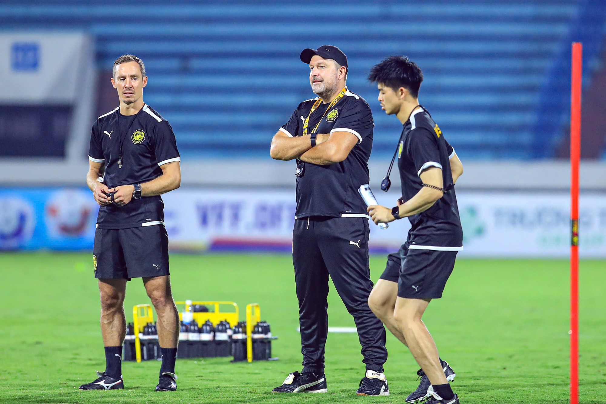 Dù không còn lực lượng mạnh như trận lượt đi, HLV Peter Cklamovski vẫn mạnh dạn đặt mục tiêu đánh bại ĐT Việt Nam ngay ở "chảo lửa" Thiên Trường để lấy lại danh dự cho "Những chú hổ Malay".