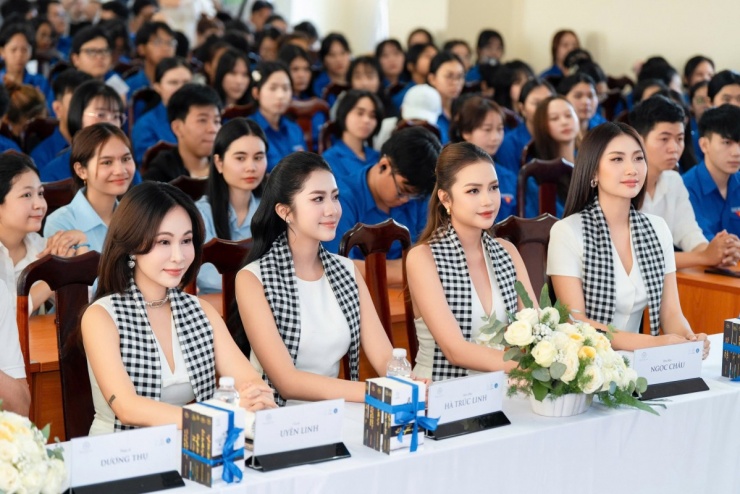 Từ trái qua: Ca sĩ Uyên Linh, Hoa hậu Hà Trúc Linh, Hoa hậu Ngọc Châu,&nbsp;Miss Cosmo Vietnam Phương Linh