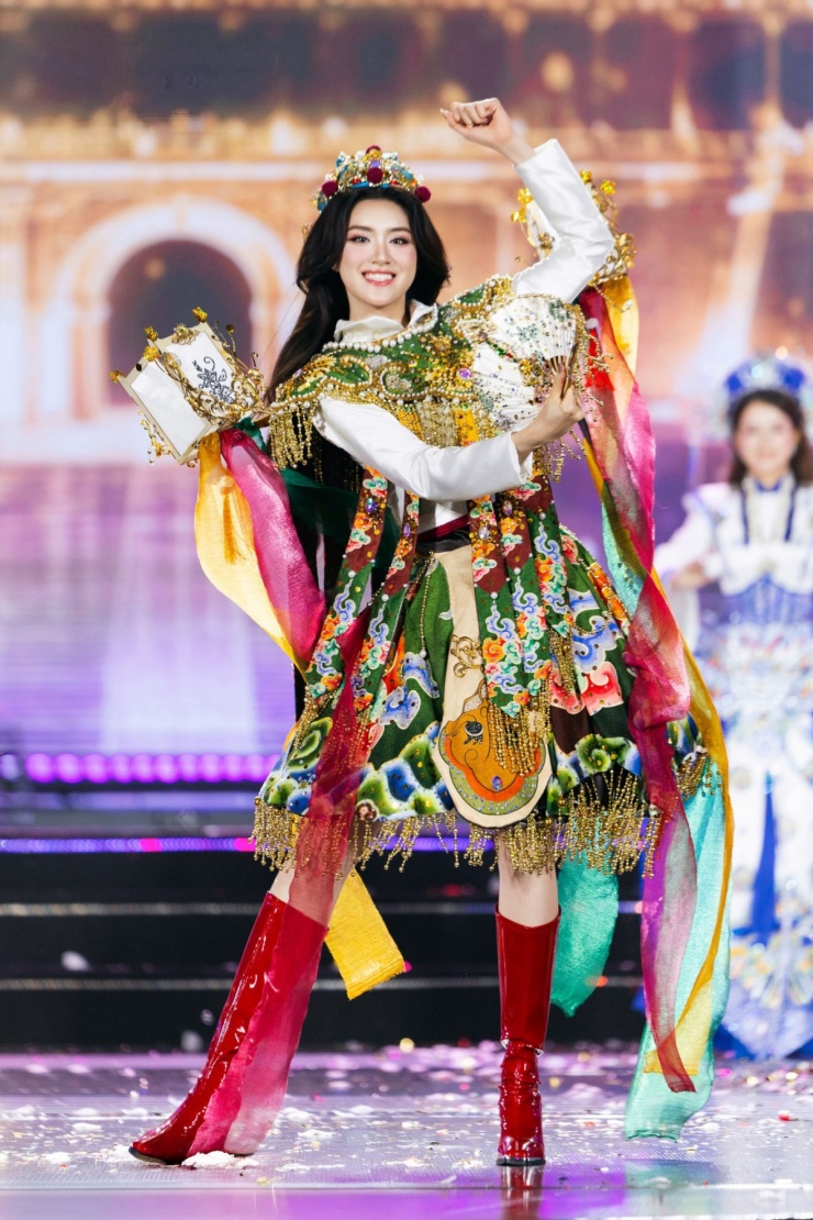 Cô trình diễn trang phục Dances of Vietnam, hôm 25/3, góp phần giúp tác giả Phạm Minh Thuận và Nguyễn Lê Bá Hà đoạt giải nhất cuộc thi tìm kiếm trang phục cho thí sinh Việt Nam mang đến sân khấu Hoa hậu Thế giới mùa thứ 73 và 74.