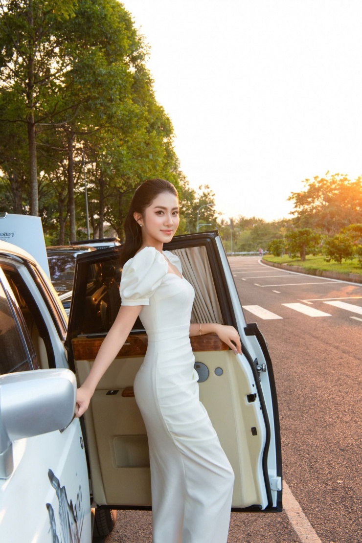 Sau một năm gia nhập showbiz, mỹ nhân đến từ Phú Yên vẫn duy trì hình tượng khá an toàn. Thay vì chạy theo những trào lưu phá cách, cô tập trung xây dựng phong thái của một người phụ nữ truyền cảm hứng, hiện đại nhưng vẫn giữ được sự chuẩn mực.