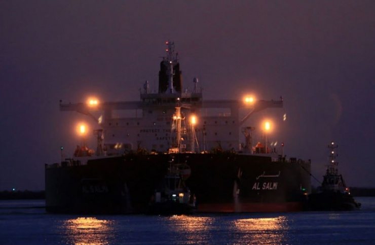 Siêu tàu chở 320.000 tấn dầu thô của Kuwait trúng hỏa lực, bốc cháy - 1