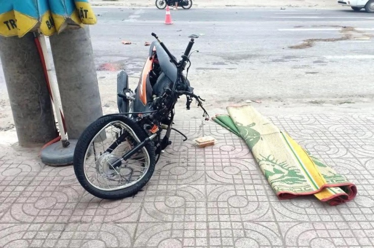 Vượt đèn đỏ rồi đâm trúng ô tô khiến 2 người thương vong - 1