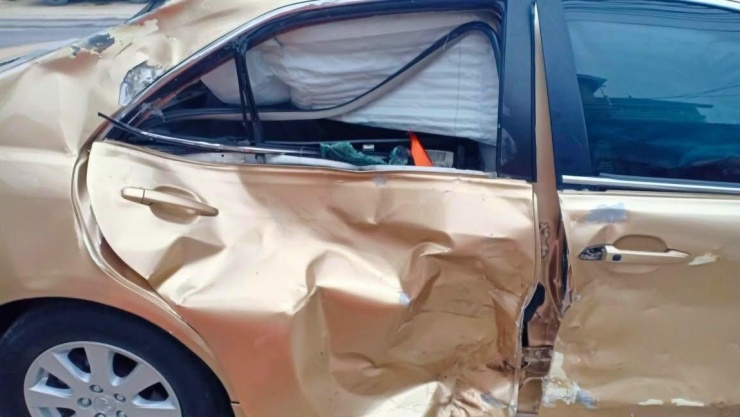 Sau vụ tai nạn, chiếc xe máy bị biến dạng hoàn toàn, xe ô tô bị hư hỏng nặng.