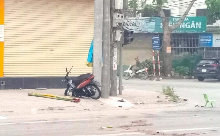 Vượt đèn đỏ rồi đâm trúng ô tô khiến 2 người thương vong - 2